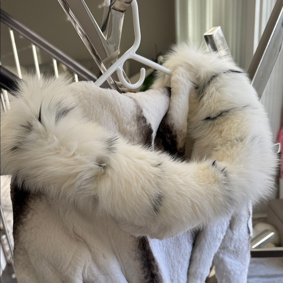 Elegant Real Fur Jacket - Picture 10 of 11